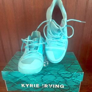 Kyrie 3 Aqua basketball shoes. Youth 6.5